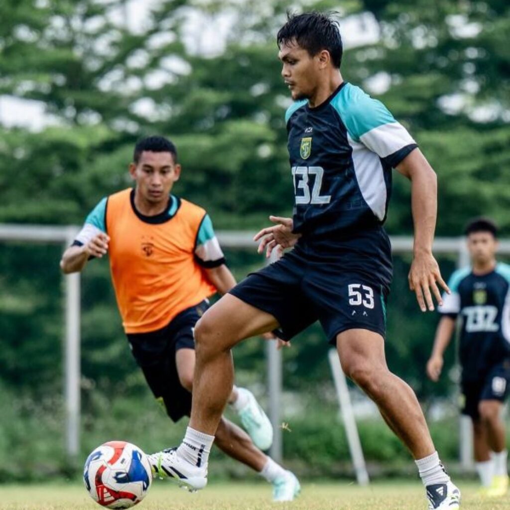 Uston Nawawi Siapkan Strategi Redam PSM yang Tengah On Fire