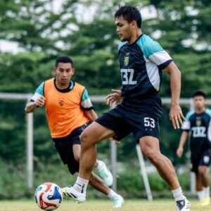 Uston Nawawi Siapkan Strategi Redam PSM yang Tengah On Fire