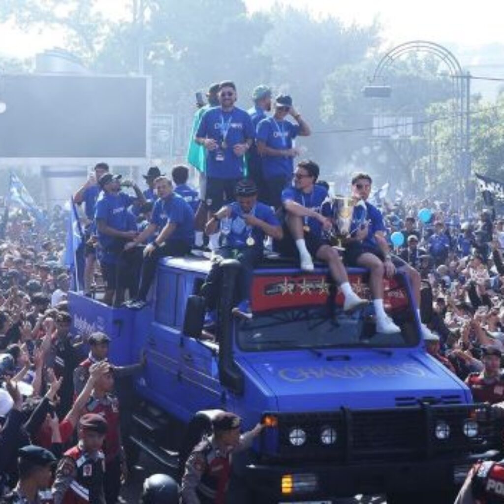Lautan Bobotoh Birukan Bandung dalam Pawai Juara Persib