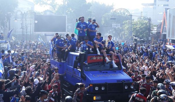 Lautan Bobotoh Birukan Bandung dalam Pawai Juara Persib